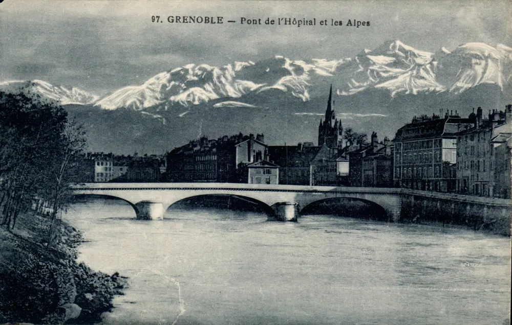 Grenoble — Brücke des Krankenhauses und die Alpen - Vorderseite
