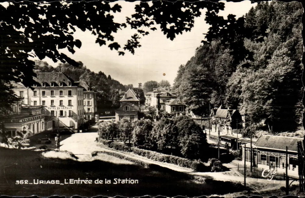 Uriage - A Entrada da Estação — Hotel du Cercle, editor C. G. (n° 362) - Frente