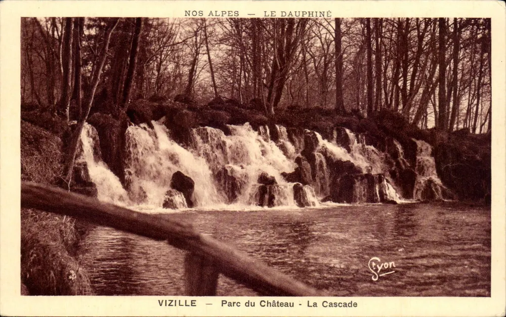 Vizille — Parque do Castelo — A Cascata — editor Styon - Frente
