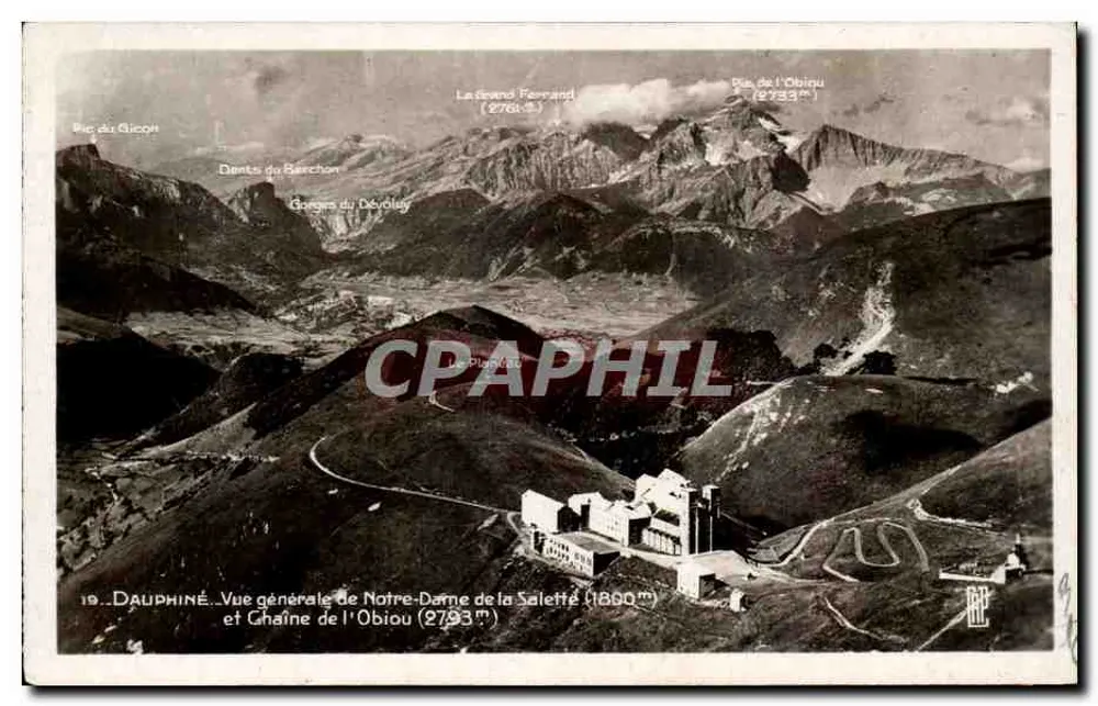 Dauphiné — Allgemeiner Blick auf Notre-Dame de la Salette und Kette des Obiou — Wallfahrtskirche von la Salette - Vorderseite