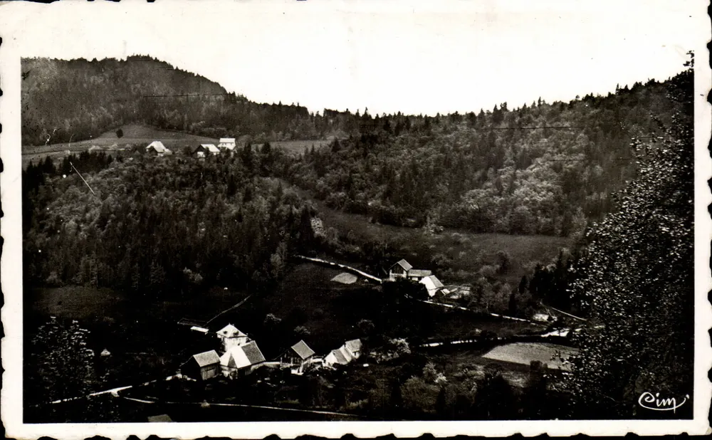 Le Sappey (Isère) — vista panorâmica do vilarejo e das colinas — editor Cim - Frente