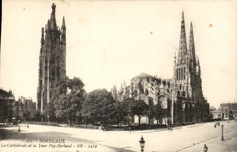 Bordeaux — Die Kathedrale und die Turm Pey-Berland — BR - 2412 - Vorderseite