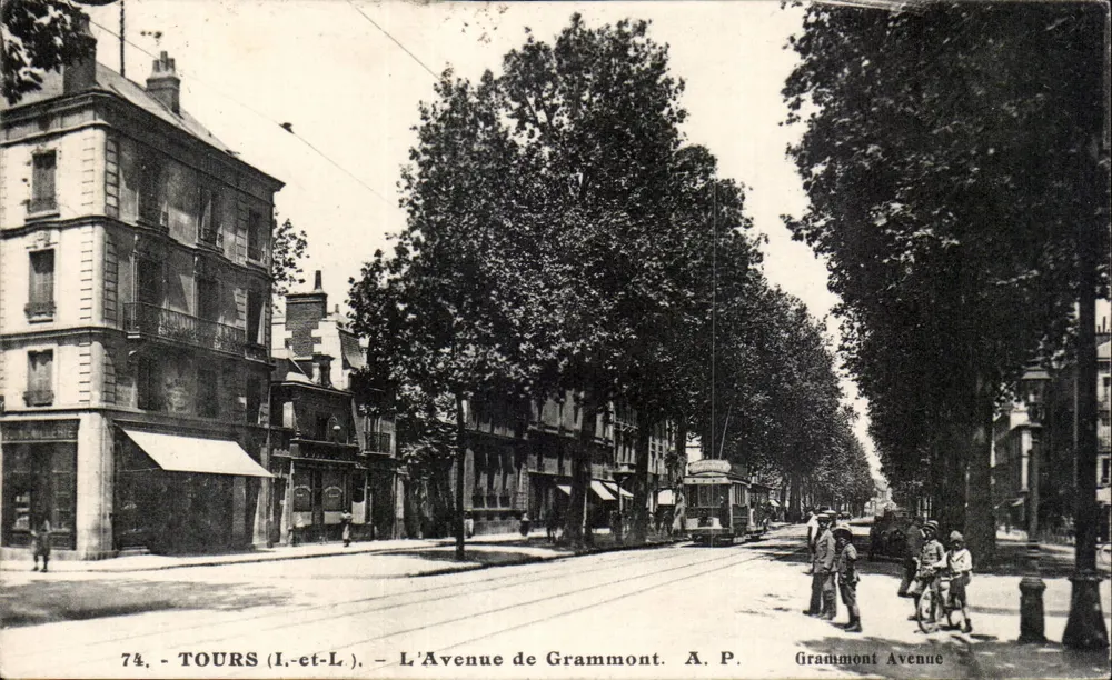 Tours (Indre-et-Loire) — Avenida de Grammont — A. P. - Frente