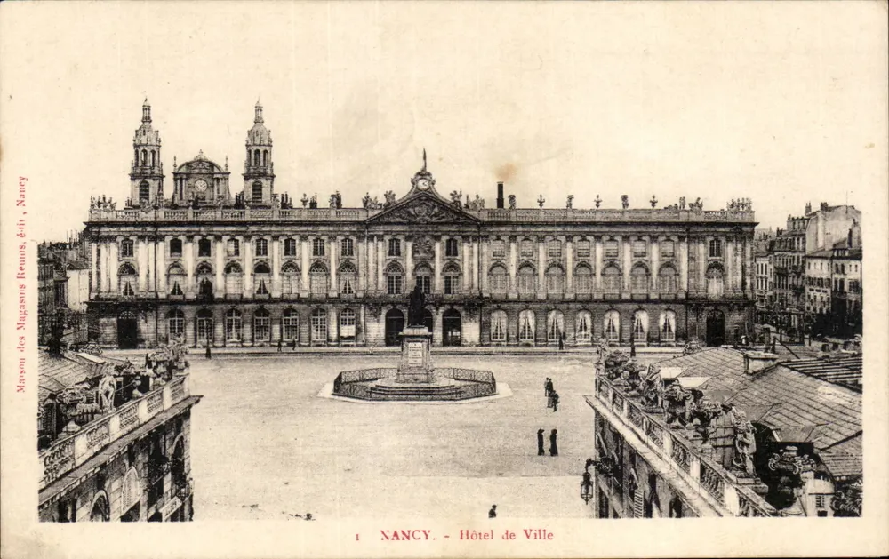 Nancy - Hôtel de Ville — vue de la place avec monument central — Maison des Magasins Réunis, édit. - Frente