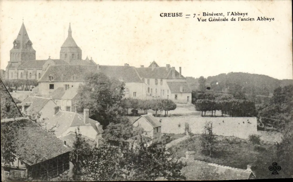 Bénévent, a Abadia — Vista Geral da Antiga Abadia — Creuse - Frente