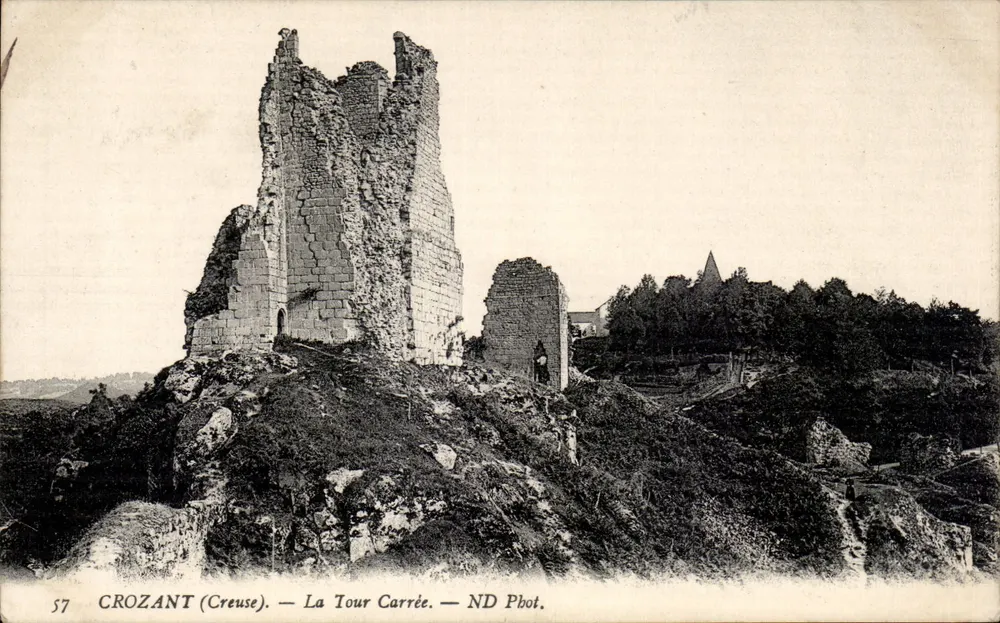 Crozant (Creuse) — A Torre Quadrada — ND Pbot. - Frente