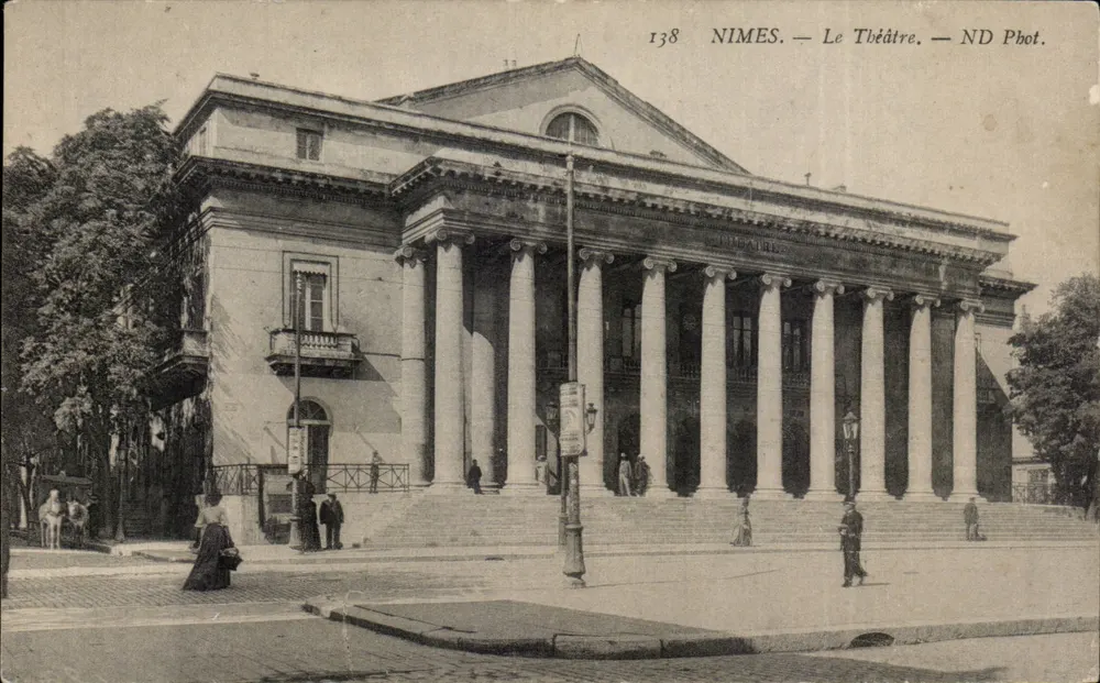 Nîmes — O Teatro — ND Phot. - Frente