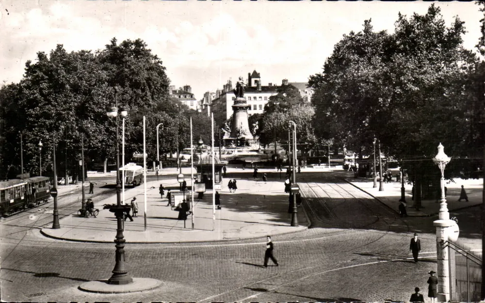 Lyon — Praça Carnot e Estátua da República — Edições do Globe, Paris - Frente