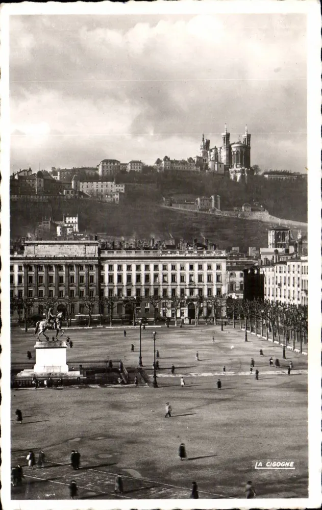 Platz Bellecour — Lyon — Verlag LA CIGOGNE, n° 69.0048 - Vorderseite