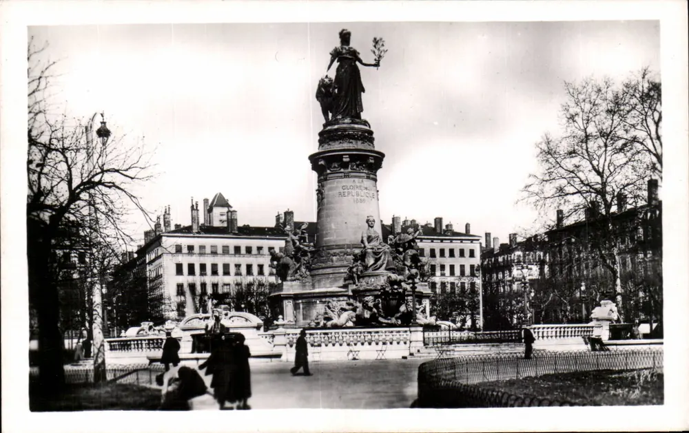 Lyon - Praça Carnot e Monumento da República — Edições Grapheu, n° 11 B - Frente