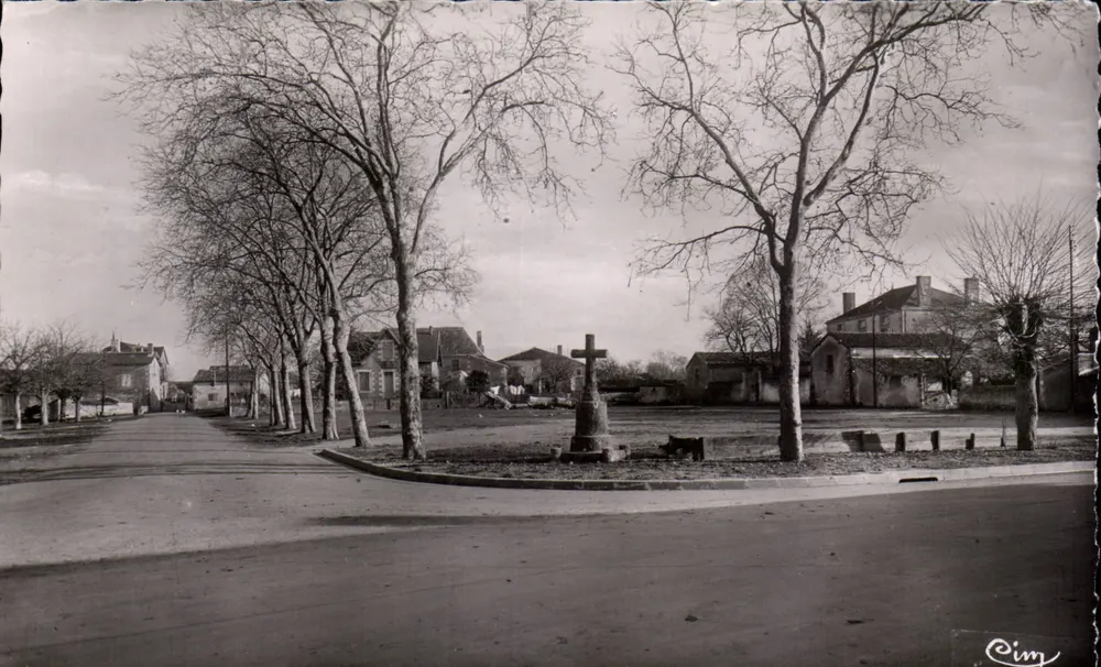 PERSAC (Vienne) — Die Straße nach Nérignac und die Croix du Maquis — Photo C. Ber Maçon - Vorderseite