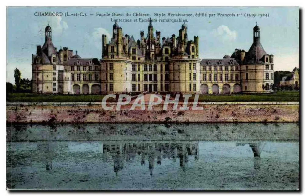 Chambord (Loir-et-Cher) — Façada zachodnia zamku. Styl renesansowy, wybudowany przez Franciszka I (1519-1524). Świetliste lampy i znane schody. - Awers