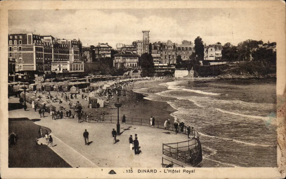 Dinard — Vue de la plage et de l'Hôtel Royal — éditeur impr. sur la carte n°135 - Frente