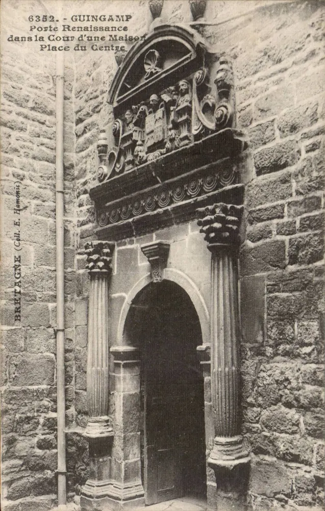 Guingamp — Renaissance-Tor in der Hofeinfahrt eines Hauses, Place du Centre — Verlag E. Homont, n° 6352 - Vorderseite