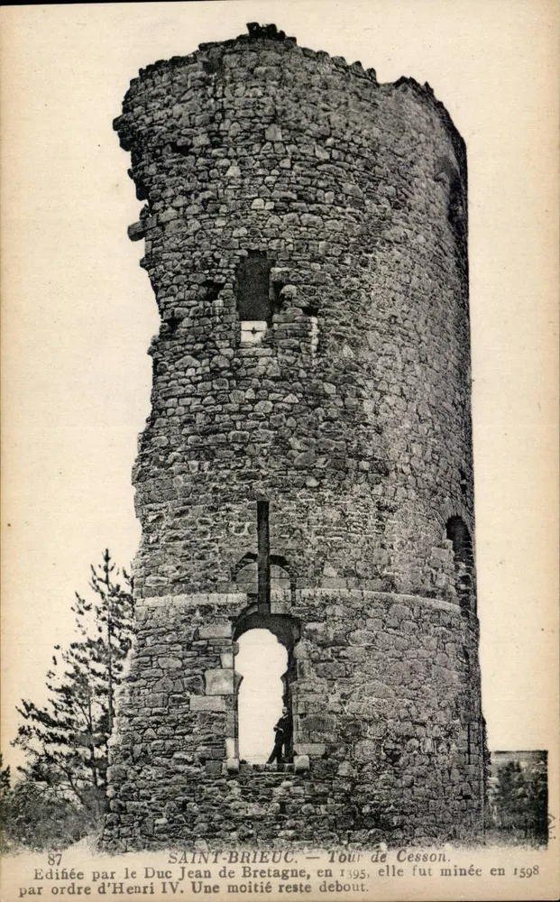 Saint-Brieuc — Torre de Cesson — construída pelo Duque Jean da Bretanha em 1395, minada em 1598 por ordem de Henrique IV - Frente