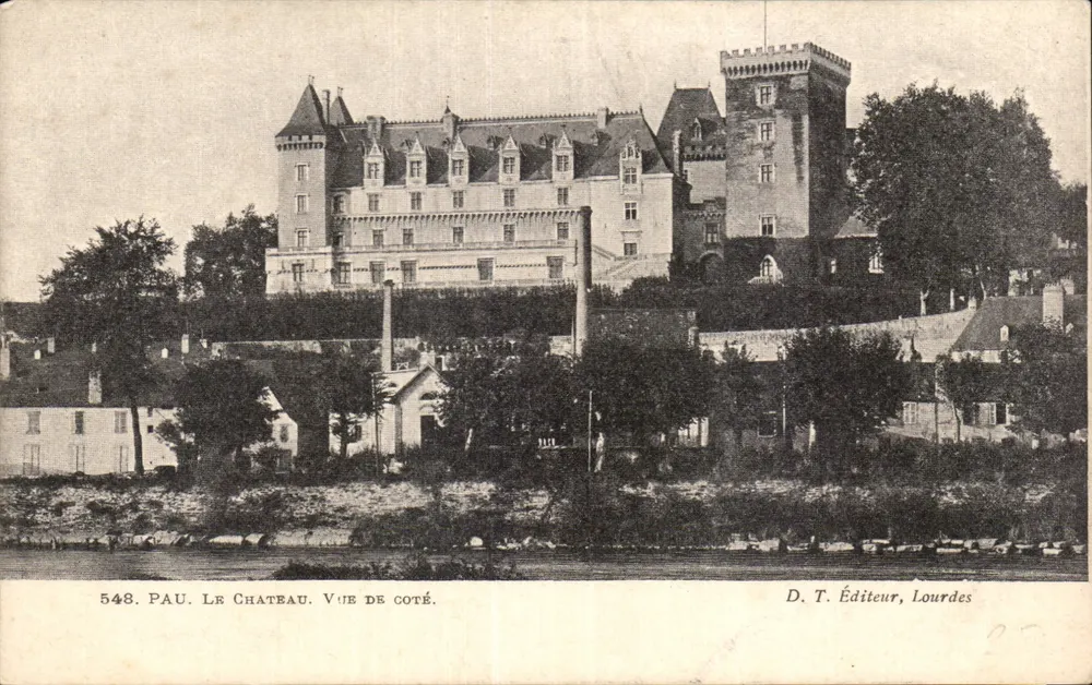Pau. O Castelo. Vista lateral — D. T. Editora, Lourdes, n° 548 - Frente