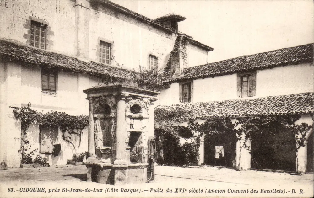 Ciboure, nahe St-Jean-de-Luz (Côte Basque) — Brunnen des 16. Jahrhunderts (Ehemaliges Konvent der Recollets) — B. R. - Vorderseite