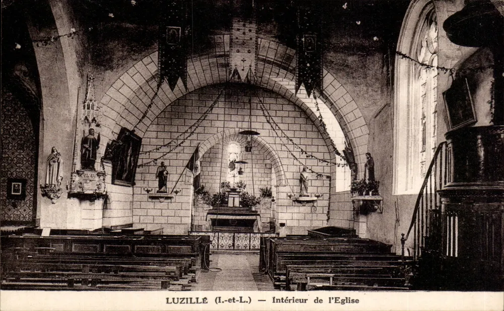 Luzille (I.-et-L.) — Interior da Igreja - Frente