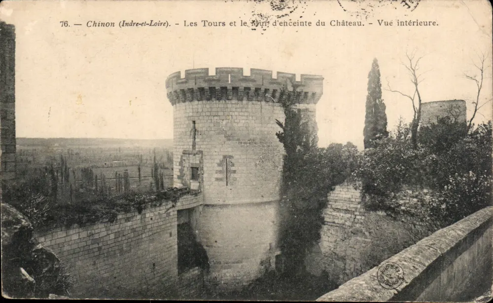 Chinon (Indre-et-Loire) — As Torres e o Muro de Enceinte do Castelo — Vista Interior — Editor: C. B. P. (n° 76) - Frente