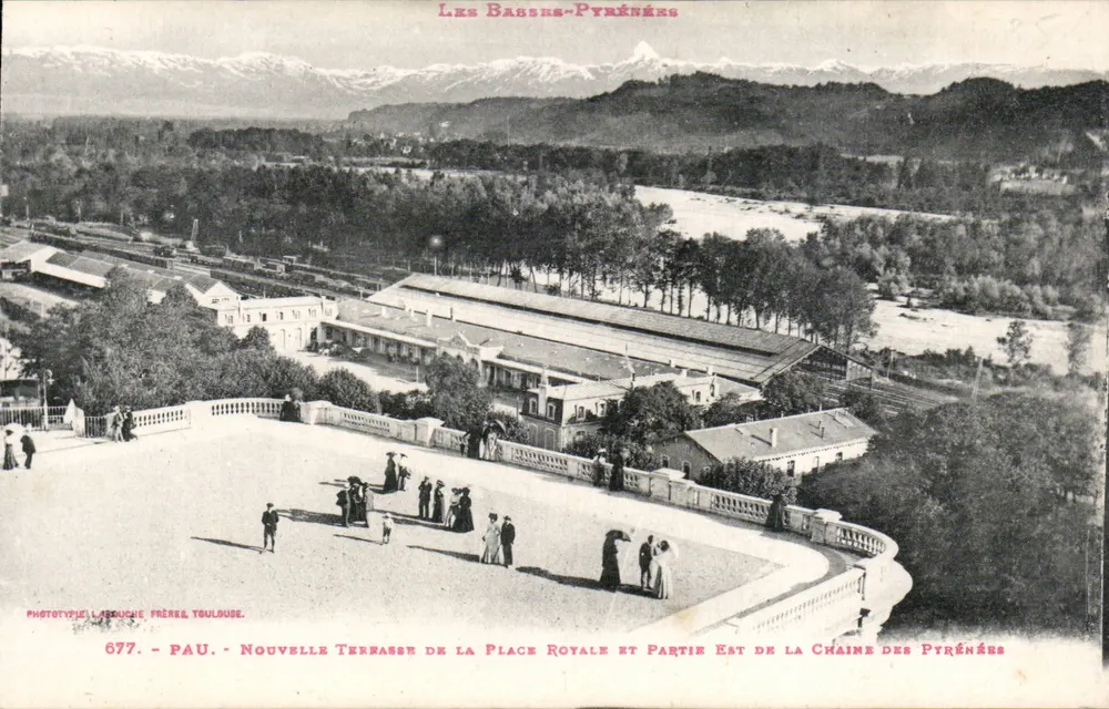 Pau - Neue Terrasse der Place Royale und östlicher Teil der Pyrenäen-Kette — Phototypie Lasque Frères, Toulouse, n° 677 - Vorderseite