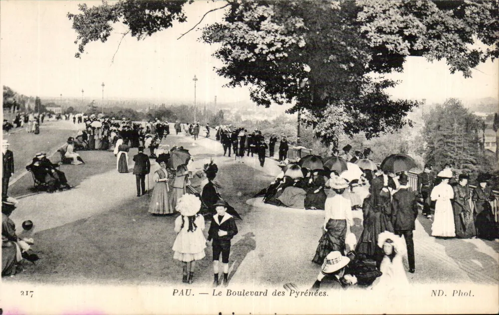 PAU — O Boulevard dos Pirineus — ND. Fot. - Frente