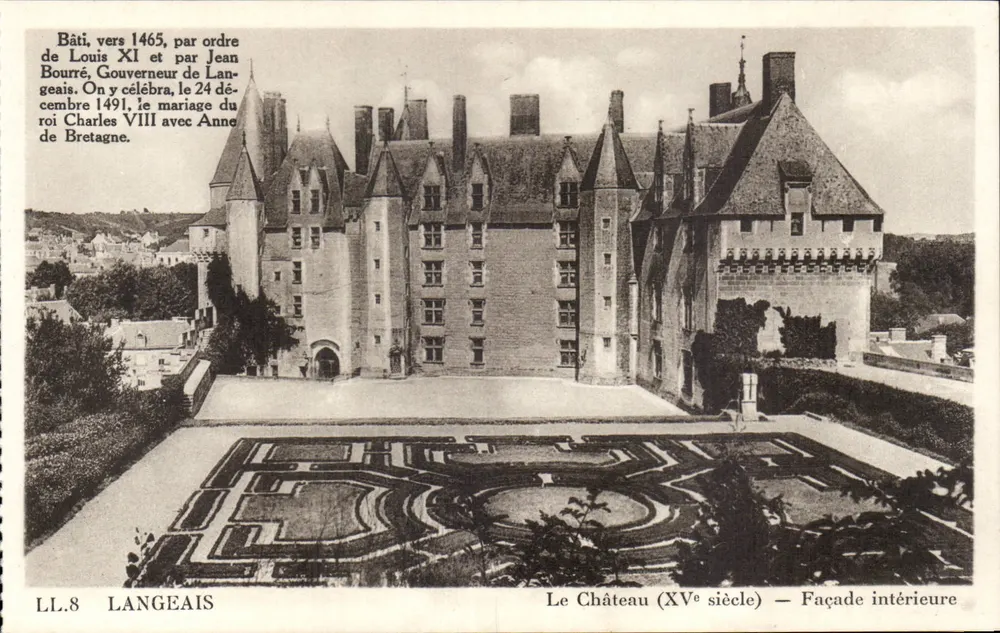 O Castelo (século XV) — Fachada interna — Langeais - Frente