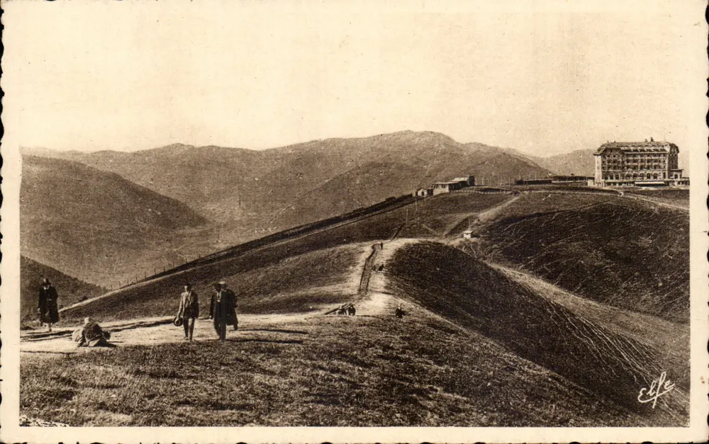 Luchon-Superbagnères — Vista geral do plateau e o Grand Hotel — Editor Labauche frères Toulouse, n° 473 - Frente