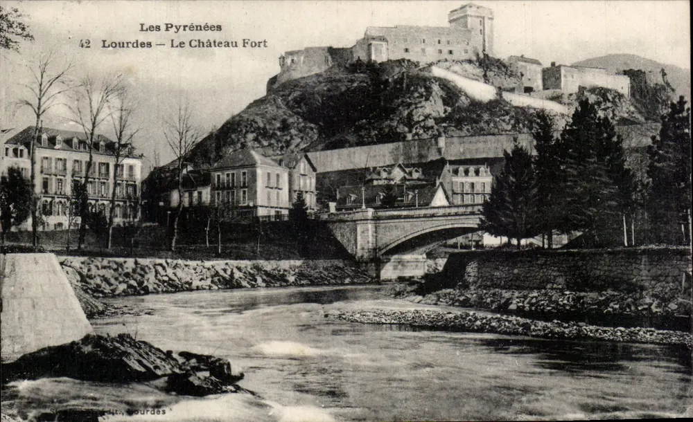 Lourdes — O Castelo Forte — Os Pirineus - Frente