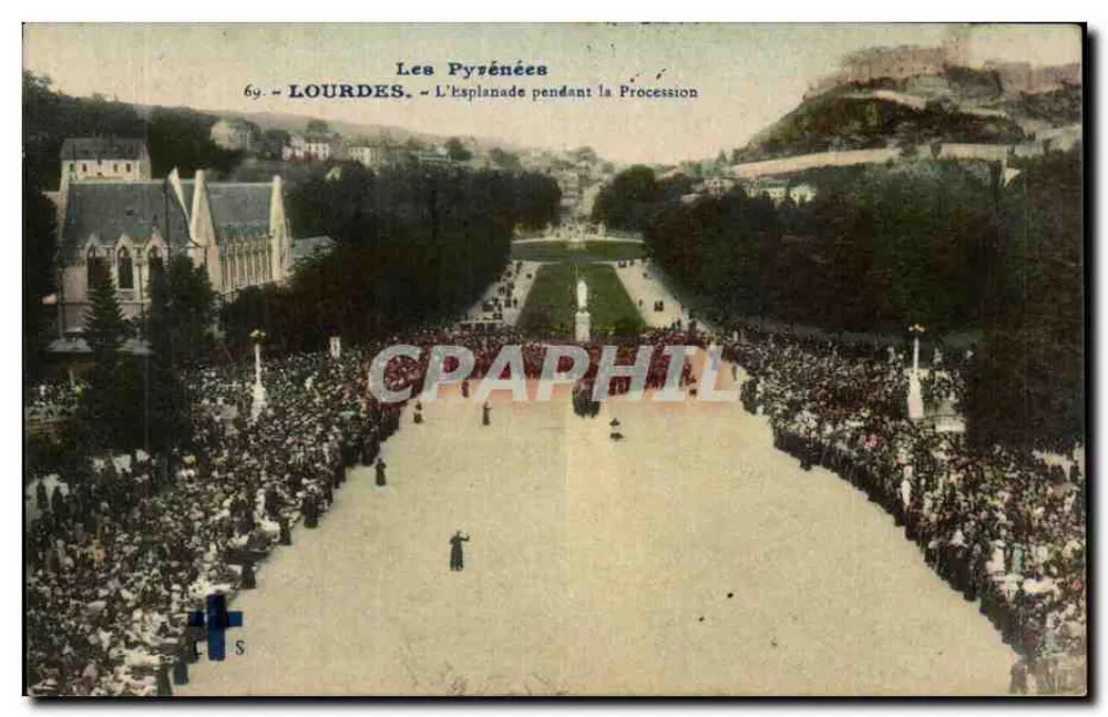 Lourdes — A Esplanada durante a Procissão — Os Pirineus, n°69 - Frente
