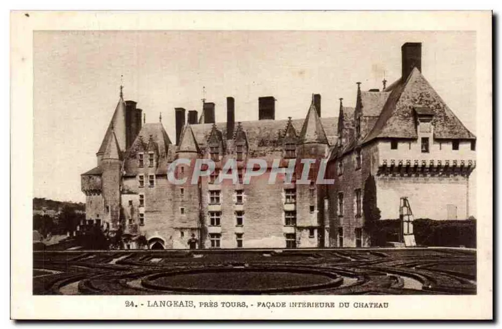 Langeais, perto de Tours — fachada interna do castelo — Série da Lua - I. R. N. - Frente
