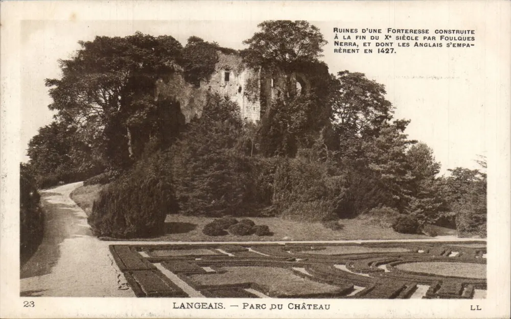Langeais — Parque do Castelo — Ruínas de uma fortaleza construída no final do século X por Foulques Nerra, e das quais os ingleses tomam posse em 1427. - Frente