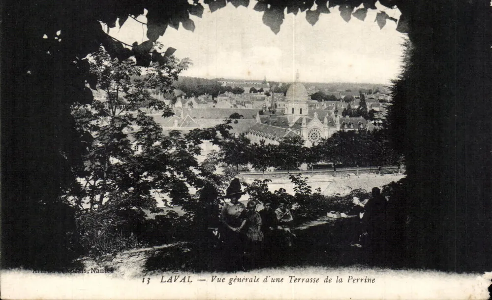 Laval — Vue générale d'une Terrasse de la Perrine — Artand et Cie, Nantes, n°13 - Recto