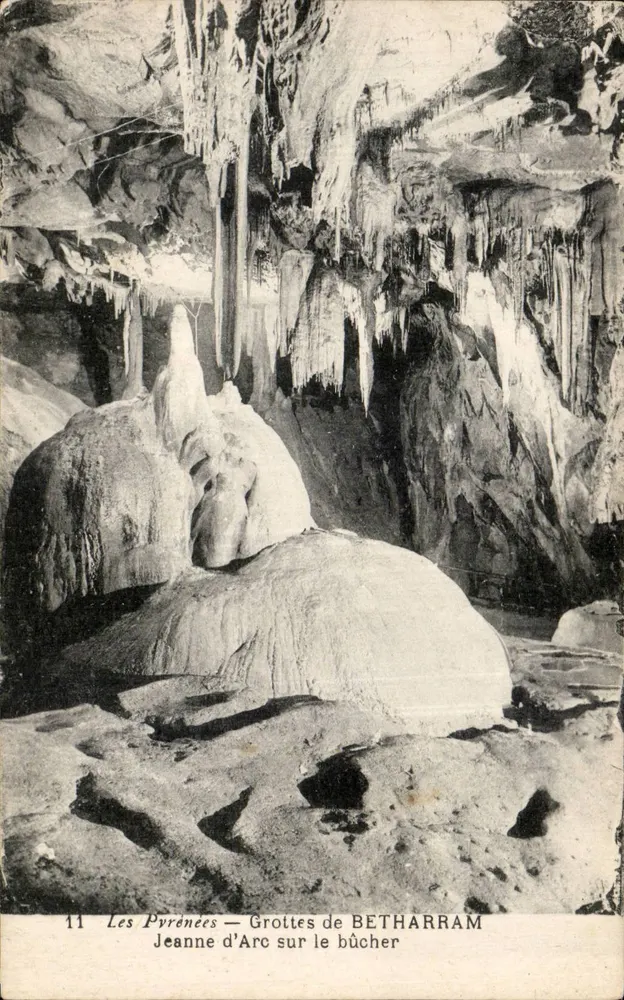 As Pirineus — Grutas de BETHARRAM — Joana d'Arc no fogo - Frente