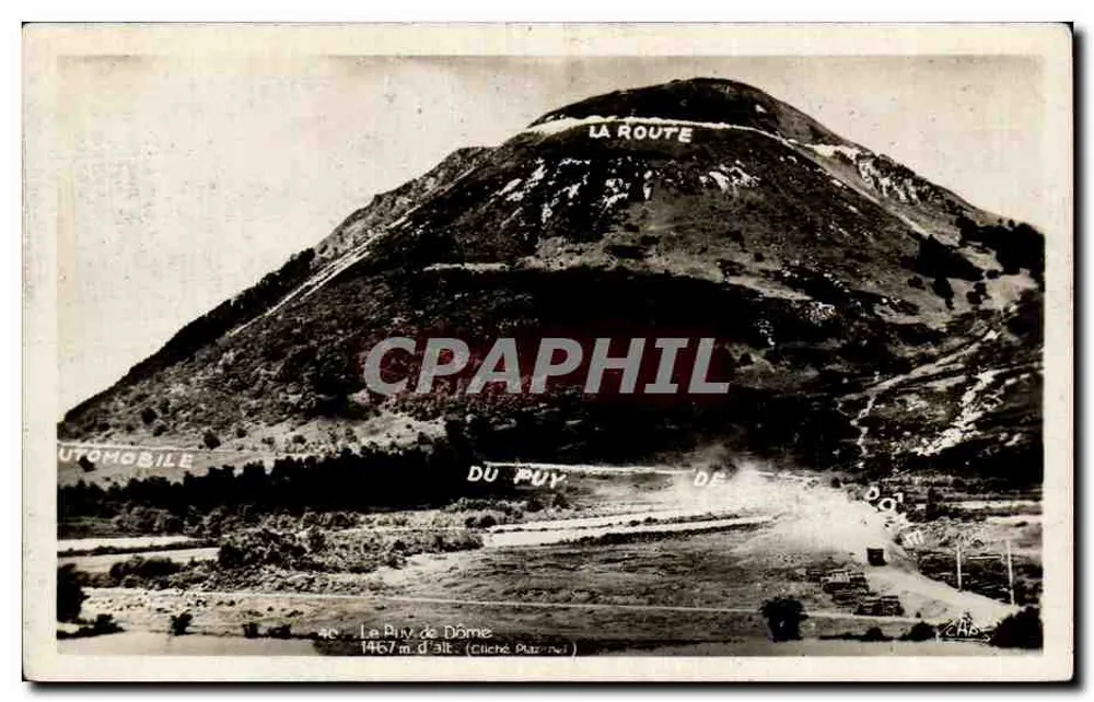Le Puy de Dôme — Vista do topo com estrada e carro — Cliché Puzni - Frente