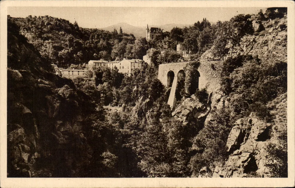 Environs de Prades (Pyrénées-Orientales) — Vista do viaduto e do castelo — Les Arts Graphiques, Toulouse - Frente