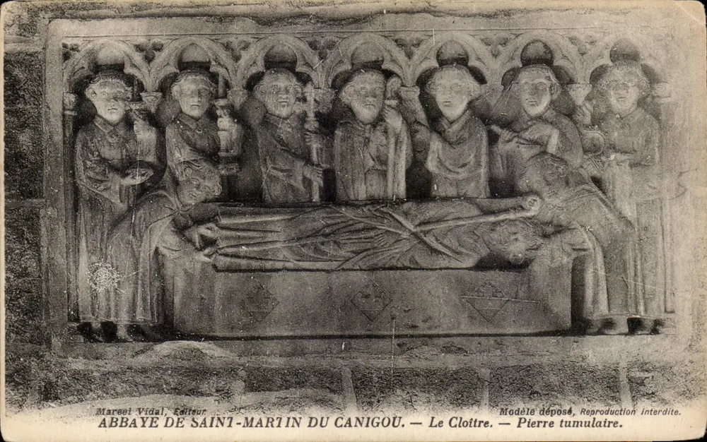 Abbaye de Saint-Martin du Canigou — Der Cloister — Tumulusstein - Vorderseite