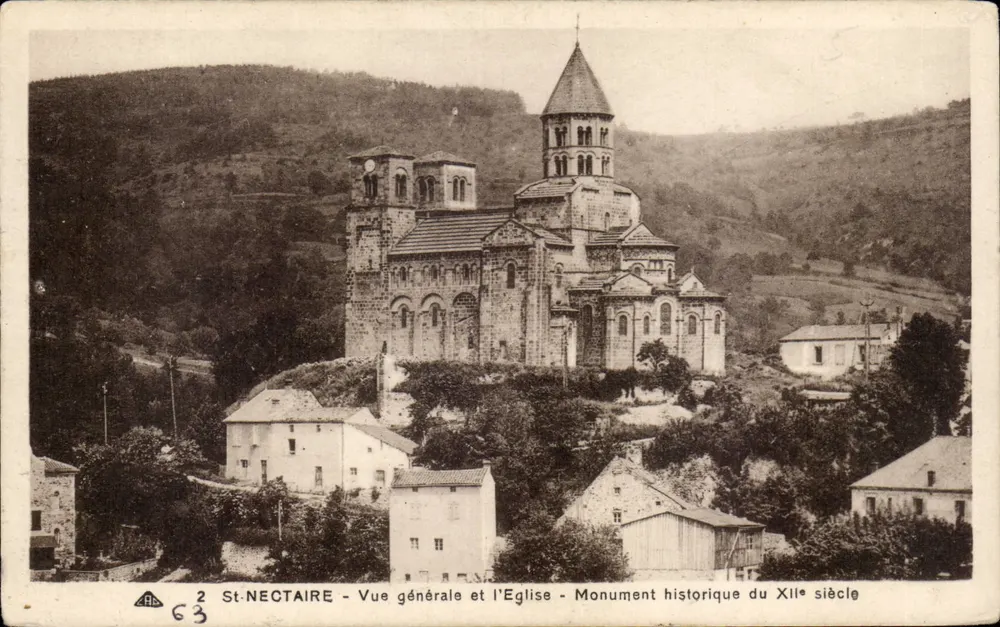 St-Nectaire - Vista general y la Iglesia - Monumento histórico del siglo XII - Anverso