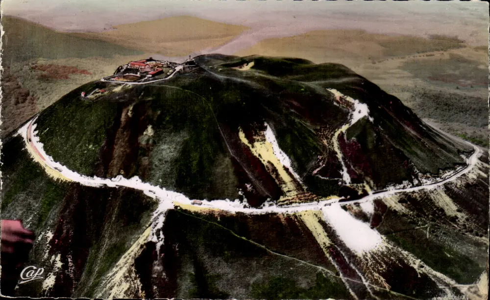 Der Gipfel des Puy-de-Dôme — Luftbild mit Autobahn — Sonderausgabe des Observatoriums (52) - Vorderseite