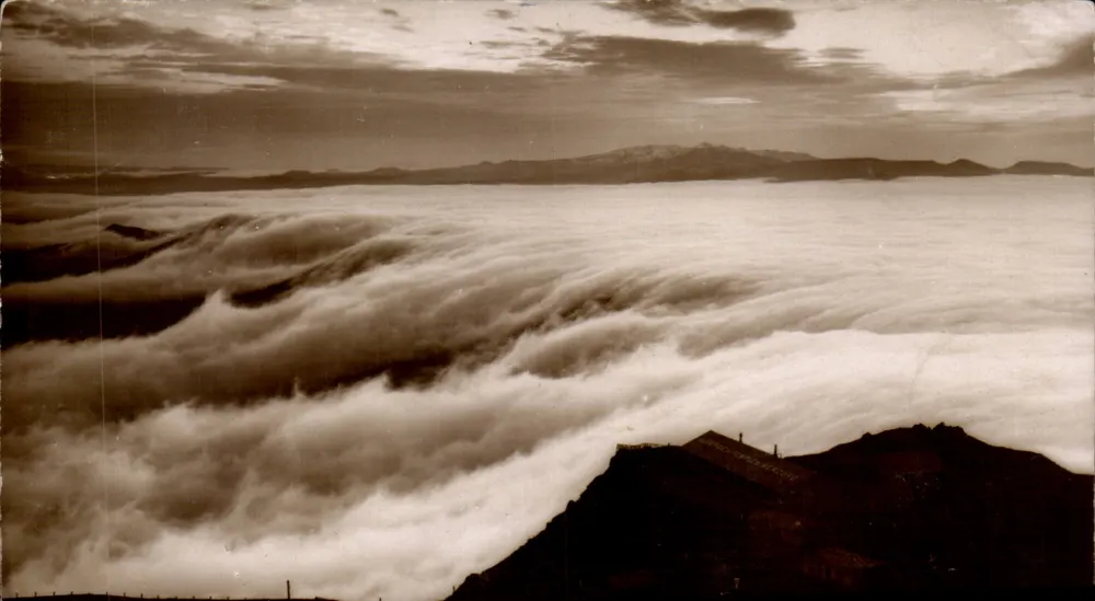Luftbild von Wolken — Observatorium Mont-Bédôme — Sonderausgabe des Bur. der Tel. und Tel. des Observatoriums - Vorderseite