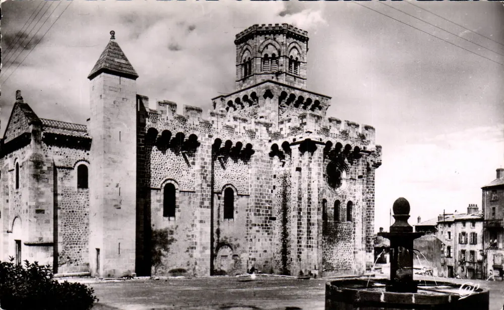 Royat - Verstärkte Kirche Saint-Léger — Errichtet im 11. Jahrhundert — Ciné-Photo des Arts Photographiques, Paris - Vorderseite