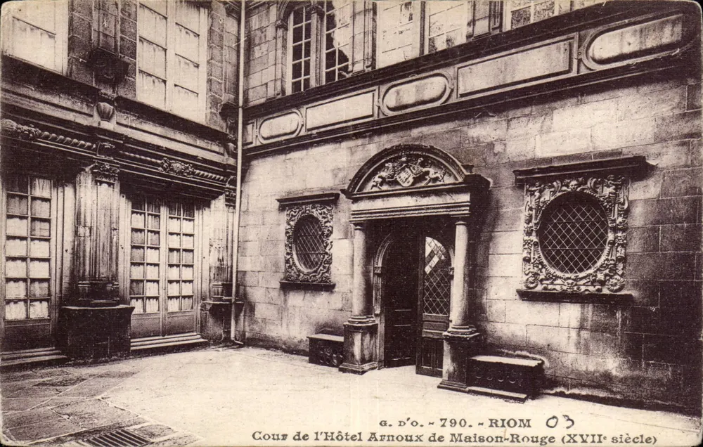 Hof des Hôtels Arnoux de Maison-Rouge — Riom (Puy-de-Dôme) — J. Gouuteaufages, Verlag P.-de-D.) - Vorderseite