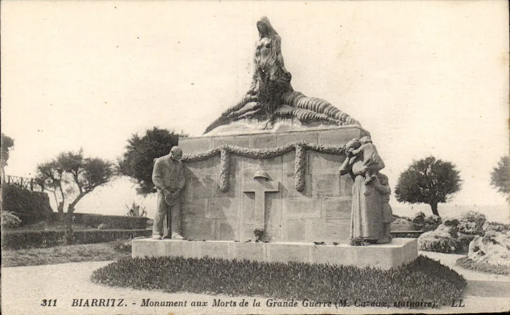 Biarritz - Gedenkstein für die Toten des Ersten Weltkriegs (M. Caraux, Bildhauer) - LL - Vorderseite