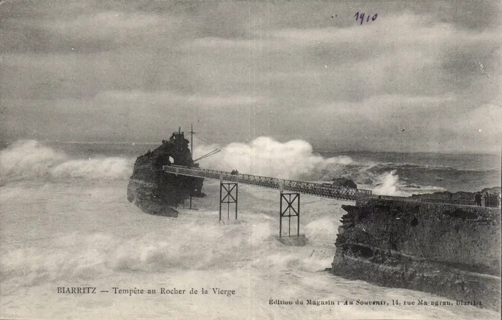 BIARRITZ — Tempestade no Rocher de la Vierge — Edição do Magasin : Au Souvenir, 14, rue Ma agrau, Biarritz - Frente