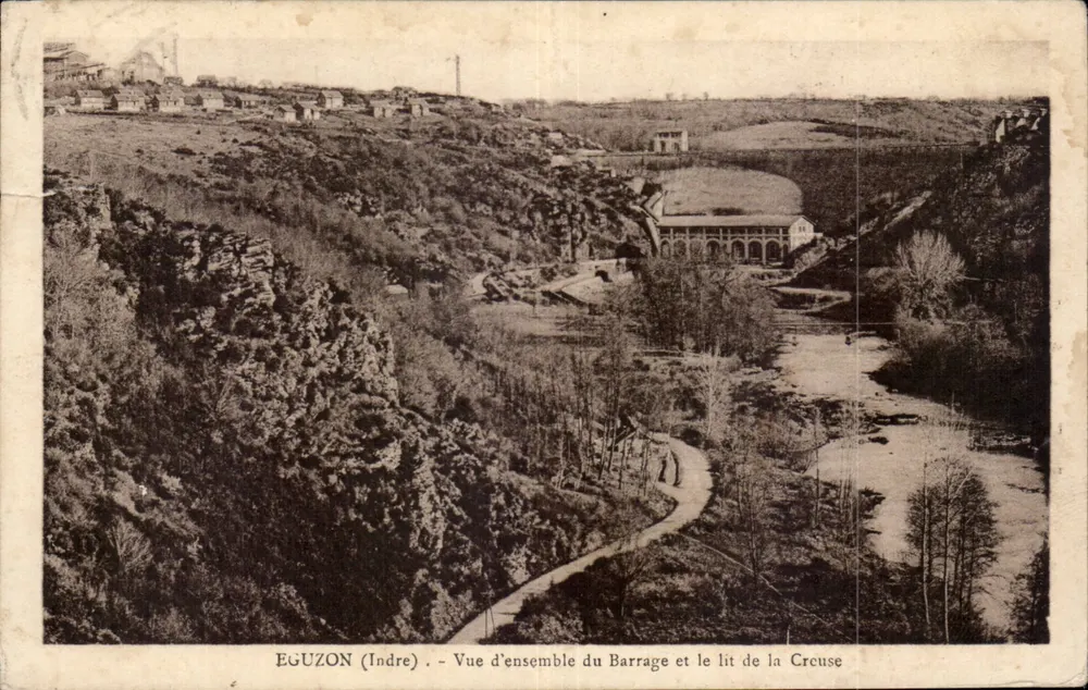 Eguzon (Indre) — Gesamtansicht des Staudamms und des Flussbetts der Creuse — Photo M. Rameau - Vorderseite