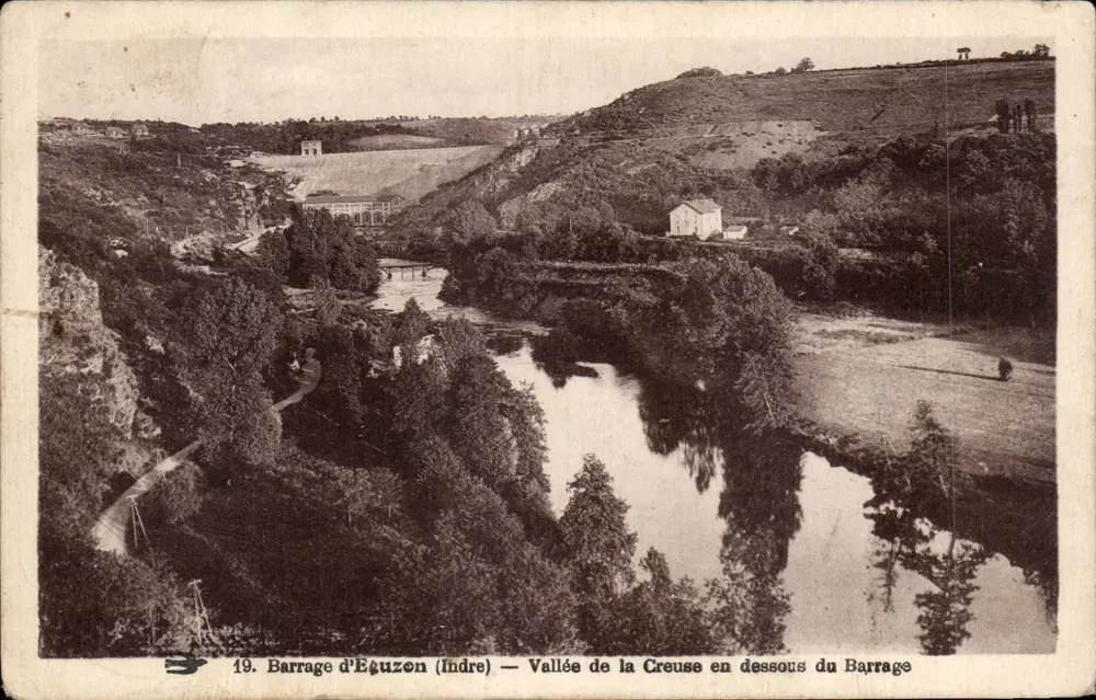 Staudamm Éguzon (Indre) — Tal der Creuse unter dem Staudamm - Vorderseite