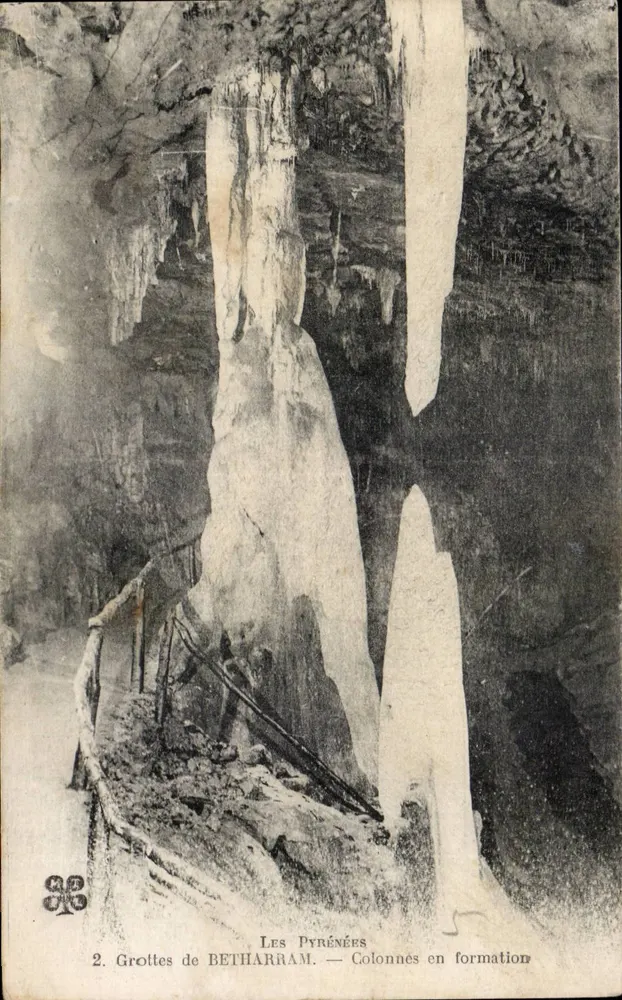 Grotten van BETHARRAM — Vormende kolommen — De Pyreneeën - Voorkant