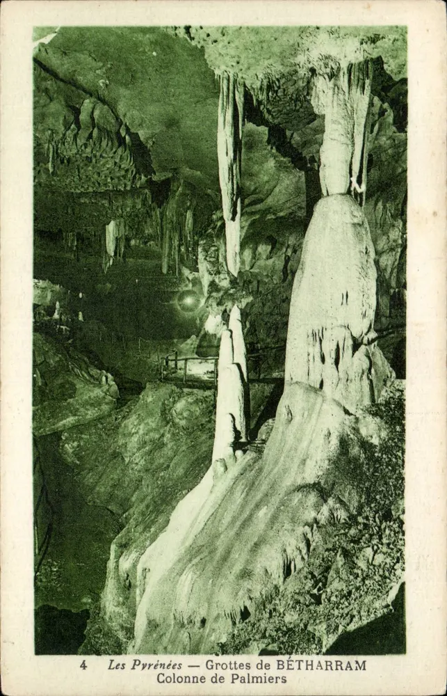 Os Pirineus — Grutas de BÉTHARRAM — Coluna de Palmeiras - Frente