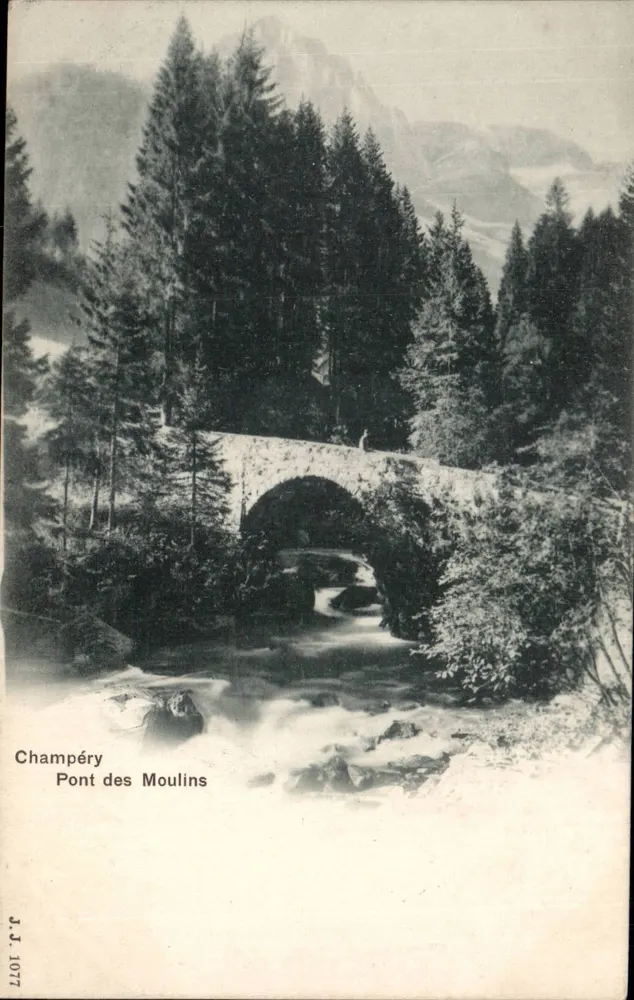 Champéry Most Moliern — widok mostu kamienno-żelaznego nad strumieniem, otoczony lasami i górami — J.J. 1077 - Awers