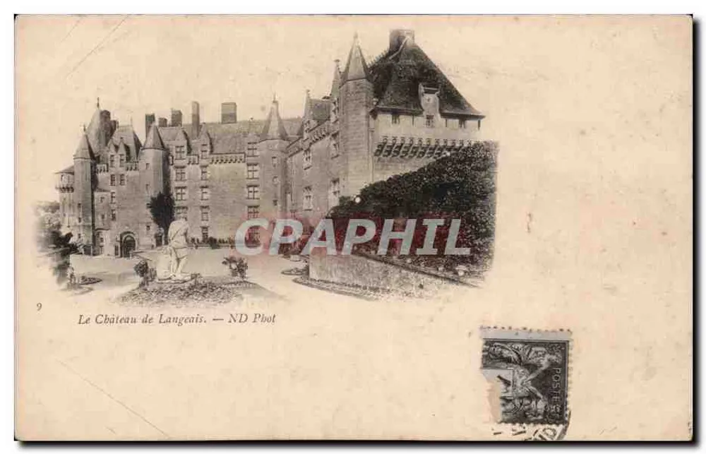 Le Château de Langeais — vue du château avec statue — ND Pbot - Frente