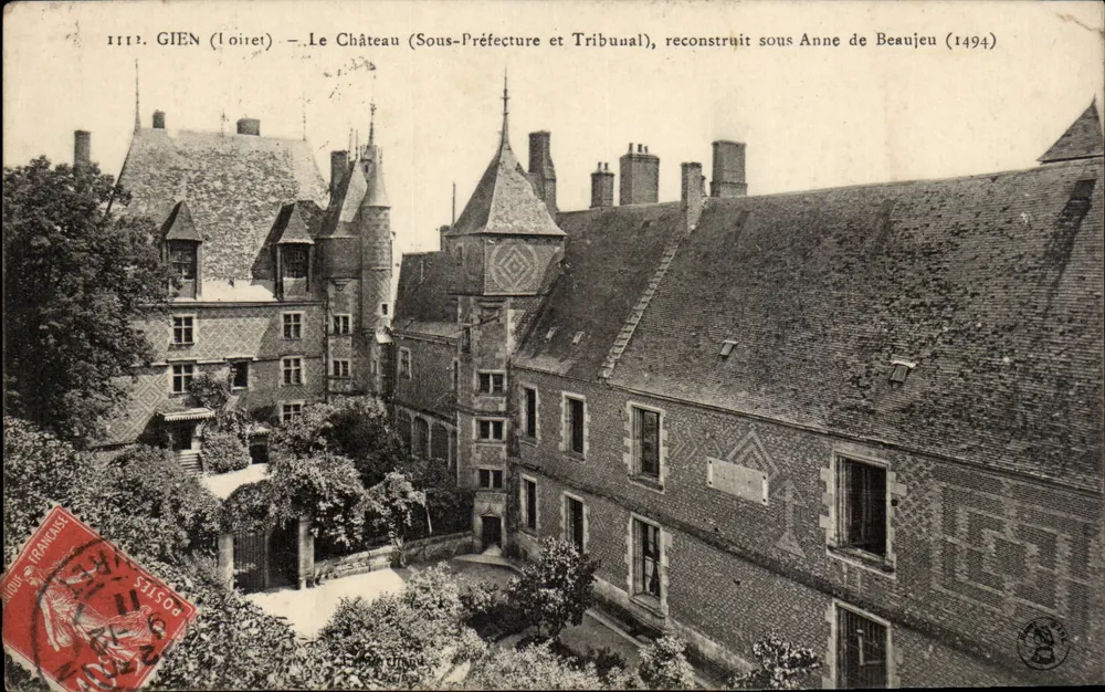 Gien (Loiret) — Das Schloss (Unterpräfektur und Gericht), unter Anne de Beaujeu (1494) wieder aufgebaut - Vorderseite